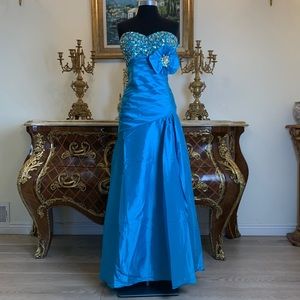 Women’s formal rhinestone bodice evening prom dress